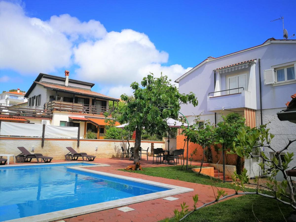 Apartments Bilic With Garden & Swimming Pool - 50M From The Beach Pjescana Uvala Bagian luar foto